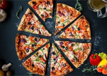 طريقة عمل بيتزا بالخضار والجبنة