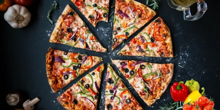 طريقة عمل بيتزا بالخضار والجبنة