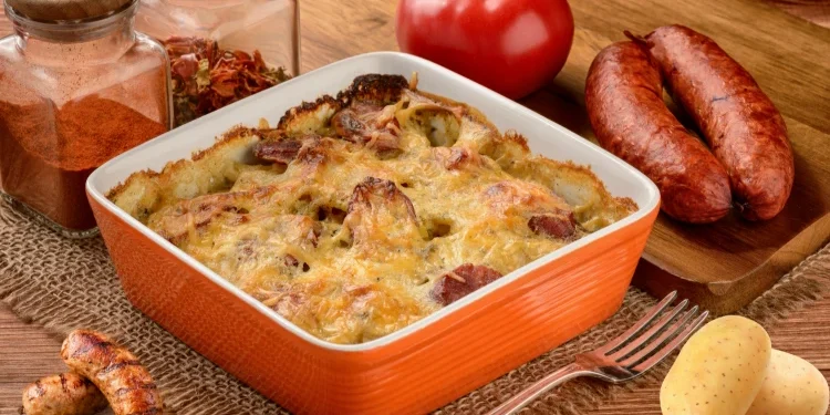 طريقة عمل طاجن سجق بالبطاطس