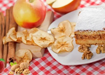 كيكة التفاح بالقرفة والجوز