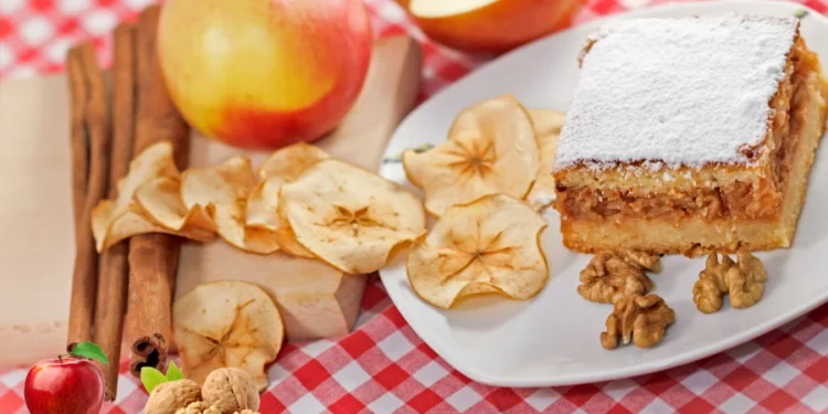 كيكة التفاح بالقرفة والجوز